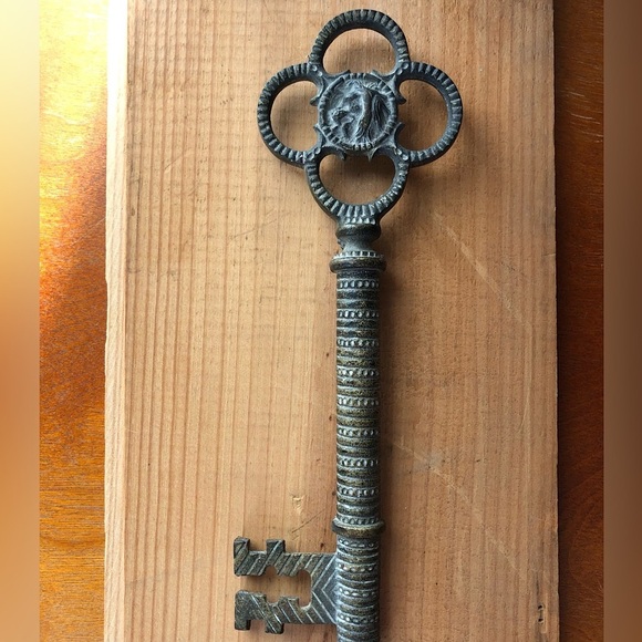 Vintage Antique Old World Medieval Solid Brass Key - Picture 2 of 6